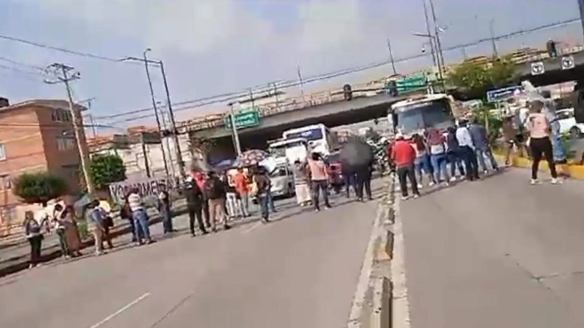 Integrantes del colectivo Frente Nacional de Izquierda Social (Fenis) se manifestaron frente a las oficinas de Agua de Puebla en la 11 Sur 